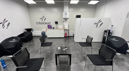 Moderní interiér salonu Střihomat - Červené Vršky 2448, Benešov. Příjemné místo v Benešov U Prahy, Středočeský Kraj, CZ.