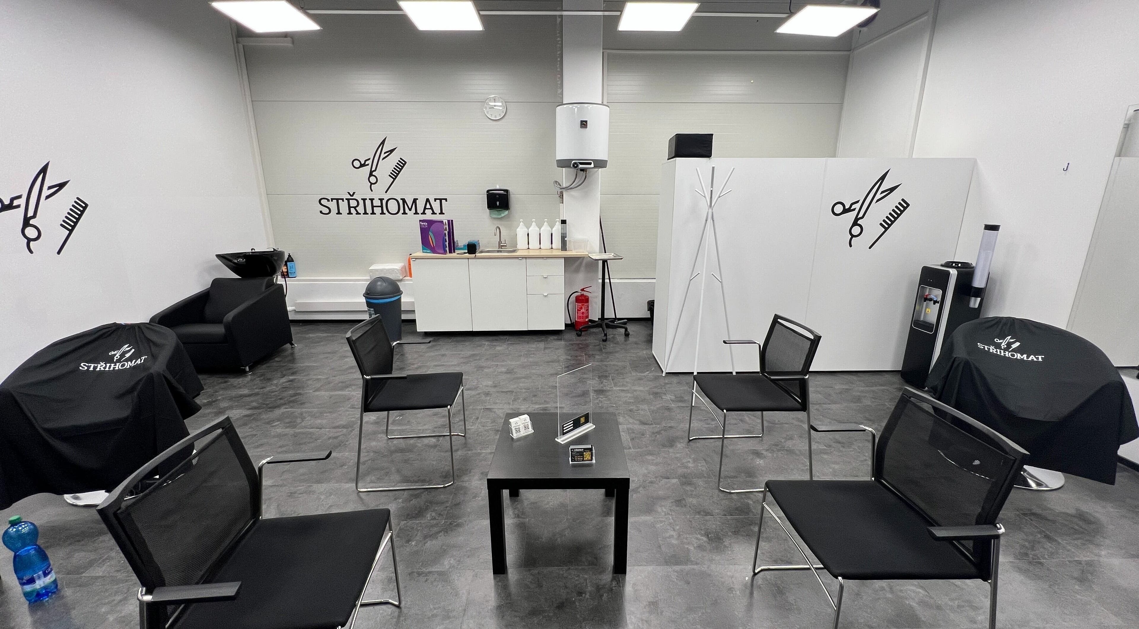 Moderní interiér salonu Střihomat - Červené Vršky 2448, Benešov. Příjemné místo v Benešov U Prahy, Středočeský Kraj, CZ.