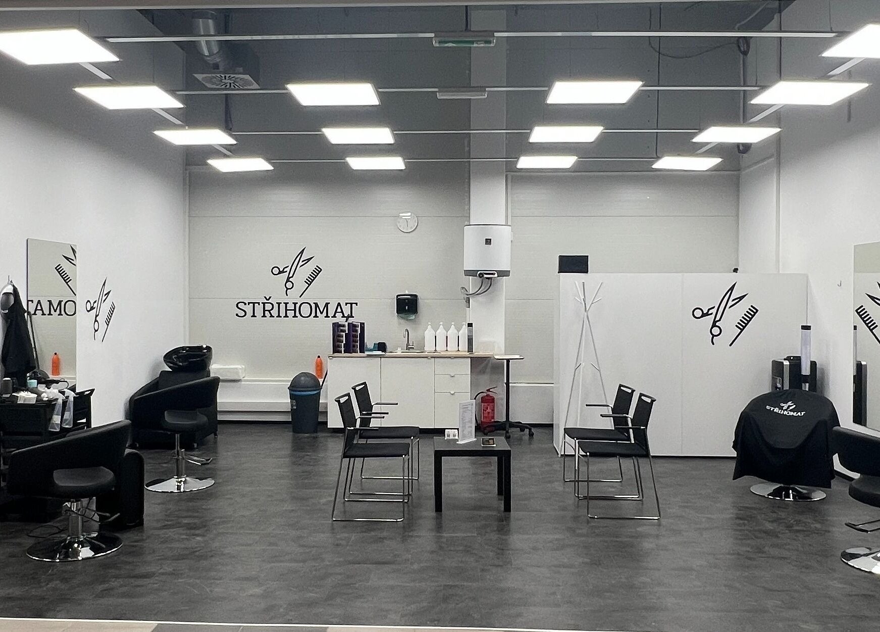 Elegantní interiér Střihomat - Červené Vršky 2448, Benešov, Benešov U Prahy, Středočeský Kraj, CZ.