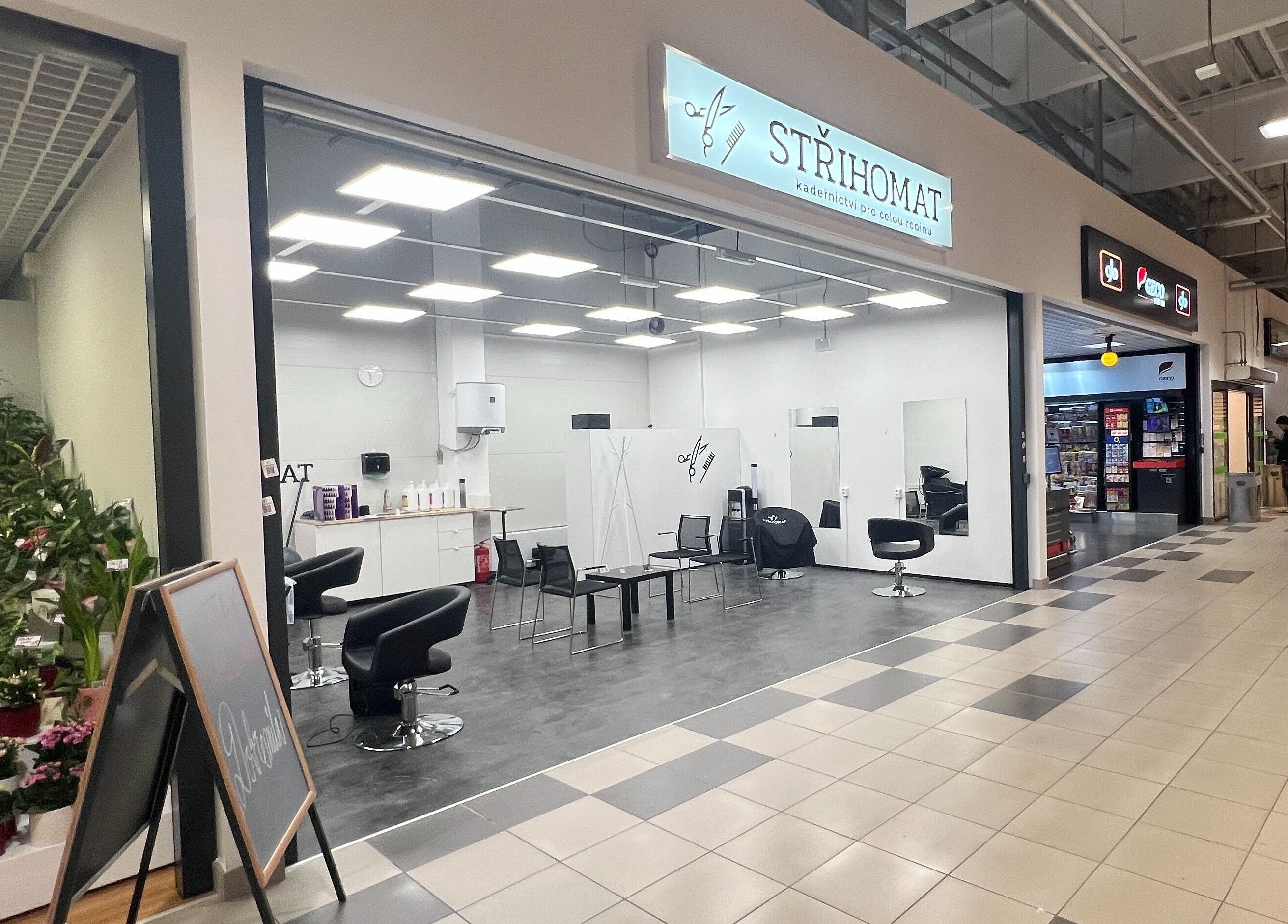 Vstup do salonu Střihomat - Červené Vršky 2448, Benešov, moderní interiér s pohodlnými křesly. Benešov U Prahy.