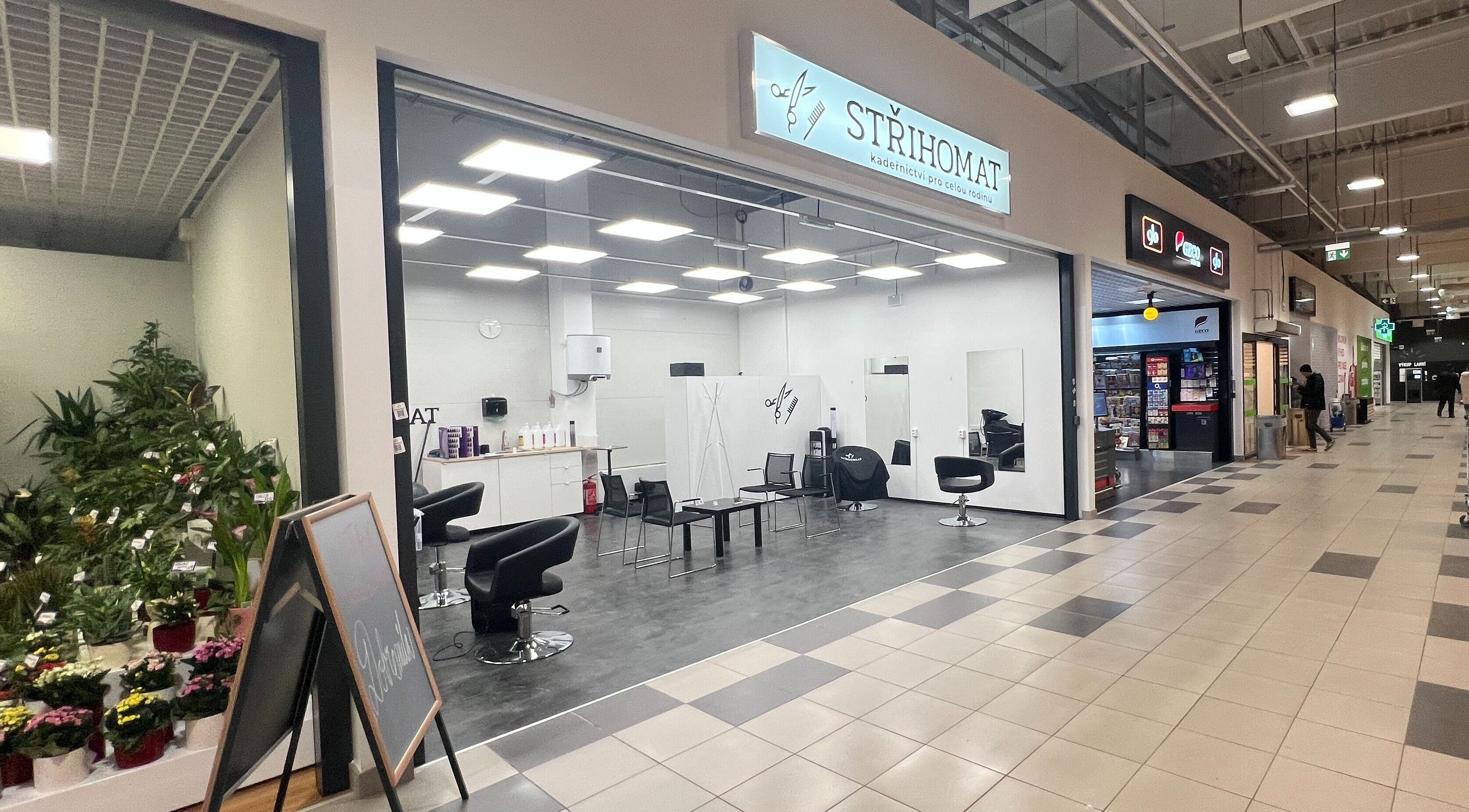 Vstup do salonu Střihomat - Červené Vršky 2448, Benešov, moderní interiér s pohodlnými křesly. Benešov U Prahy.