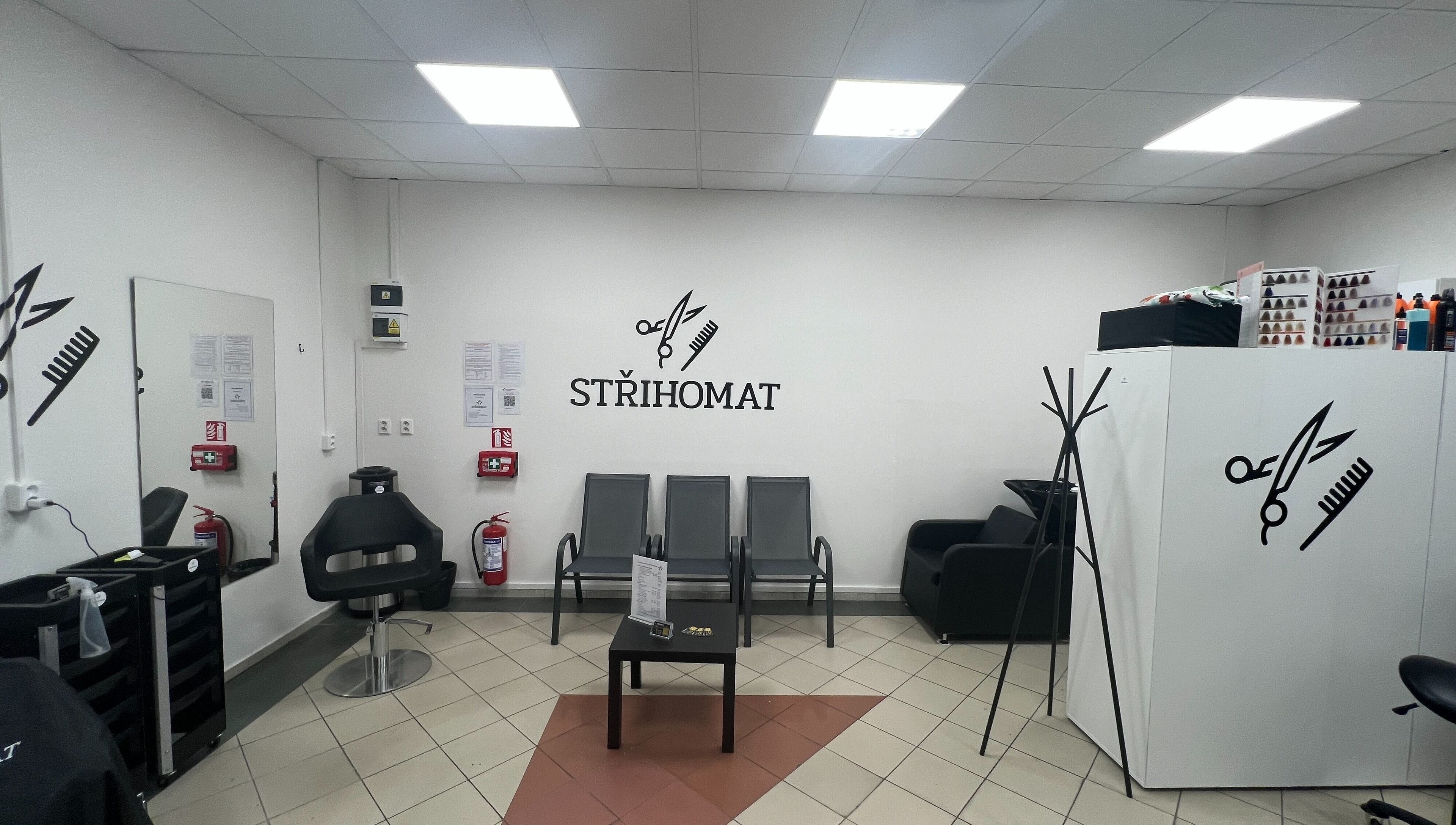 Vnitřek salonu Střihomat - Slov. nár. pov. 1060, Chrudim, Pardubický Kraj, CZ s moderním nábytkem.