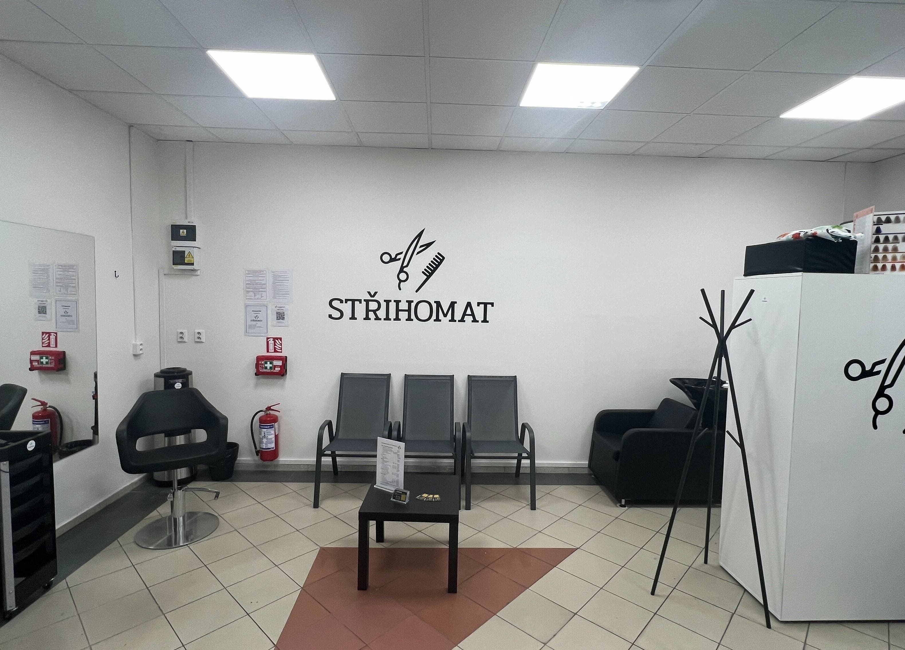 Vnitřek salonu Střihomat - Slov. nár. pov. 1060, Chrudim, Pardubický Kraj, CZ s moderním nábytkem.