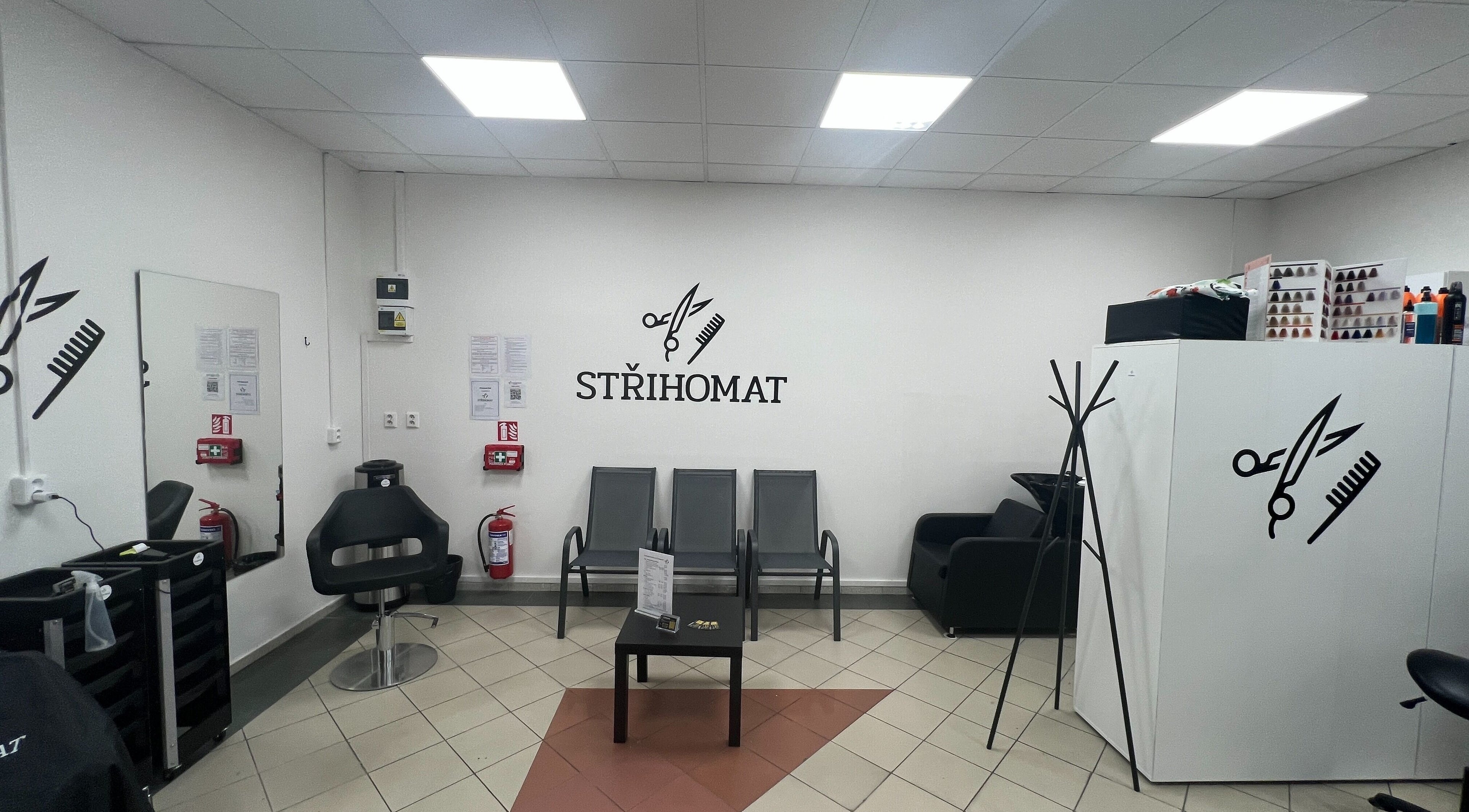 Vnitřek salonu Střihomat - Slov. nár. pov. 1060, Chrudim, Pardubický Kraj, CZ s moderním nábytkem.