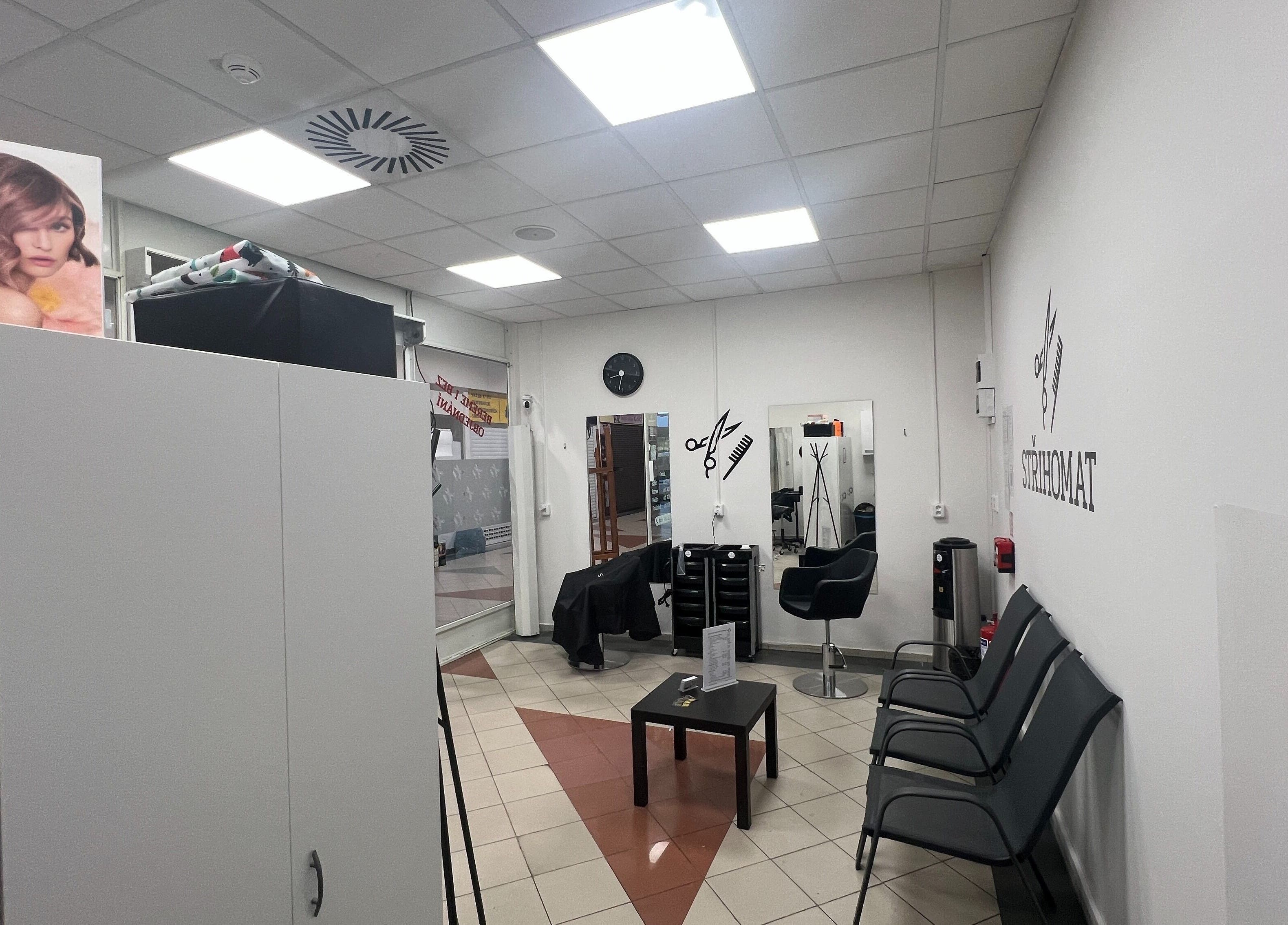 Interiér Střihomat, Chrudim, Pardubický Kraj, CZ, s pohodlnými křesly a elegantní výzdobou.