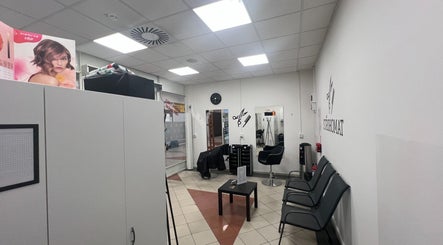Interiér Střihomat, Chrudim, Pardubický Kraj, CZ, s pohodlnými křesly a elegantní výzdobou.