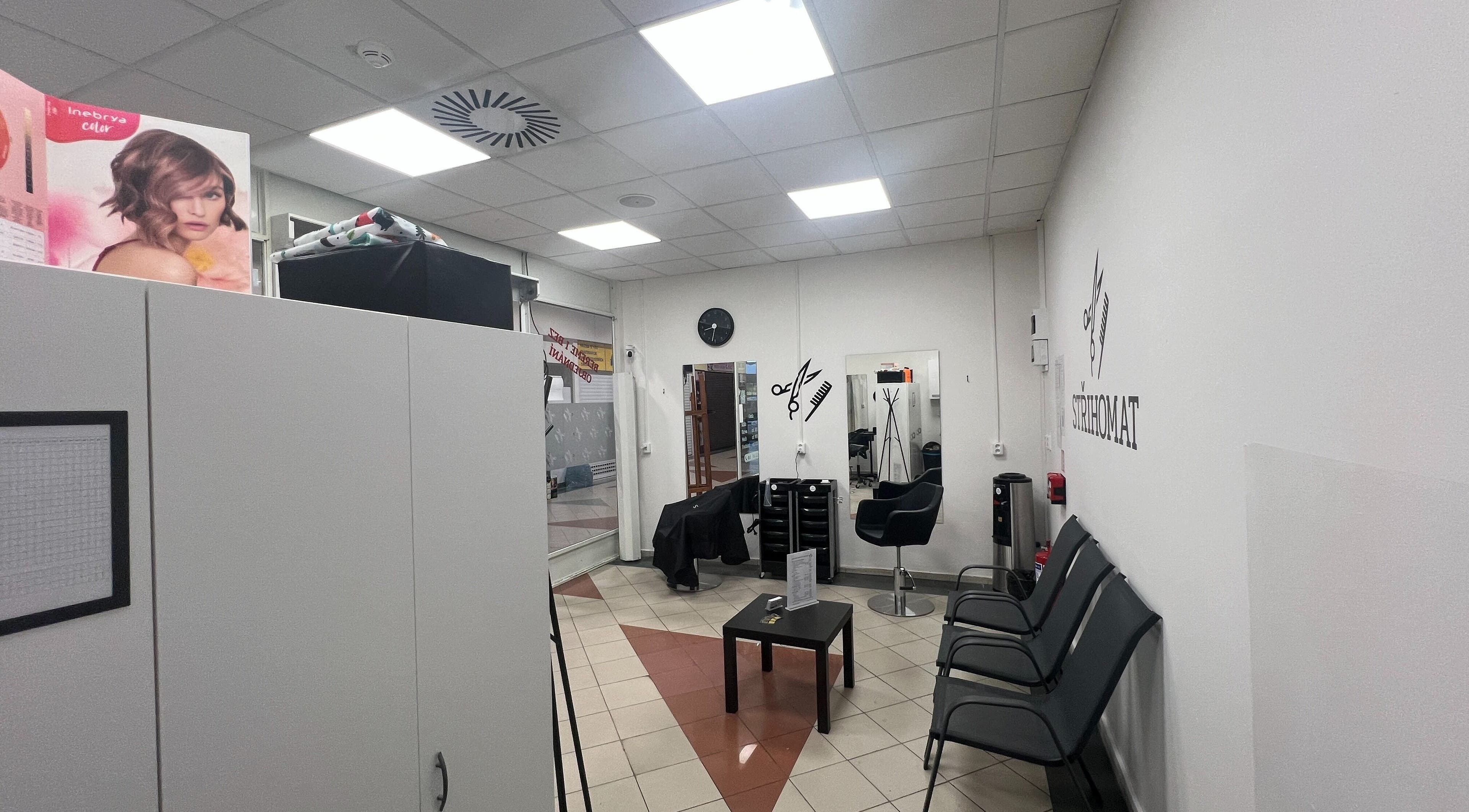 Interiér Střihomat, Chrudim, Pardubický Kraj, CZ, s pohodlnými křesly a elegantní výzdobou.