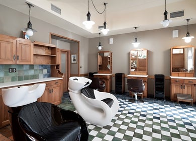 Elegant interiér Střihomat - Záběhlická 53, Praha 10, Hlavní Město Praha, CZ. Stylový nábytek a zrcadla.