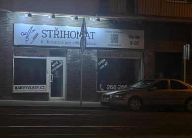 Venkovní pohled na Střihomat - Bělohorská 48, Praha 6, Hlavní Město Praha, CZ za večera.