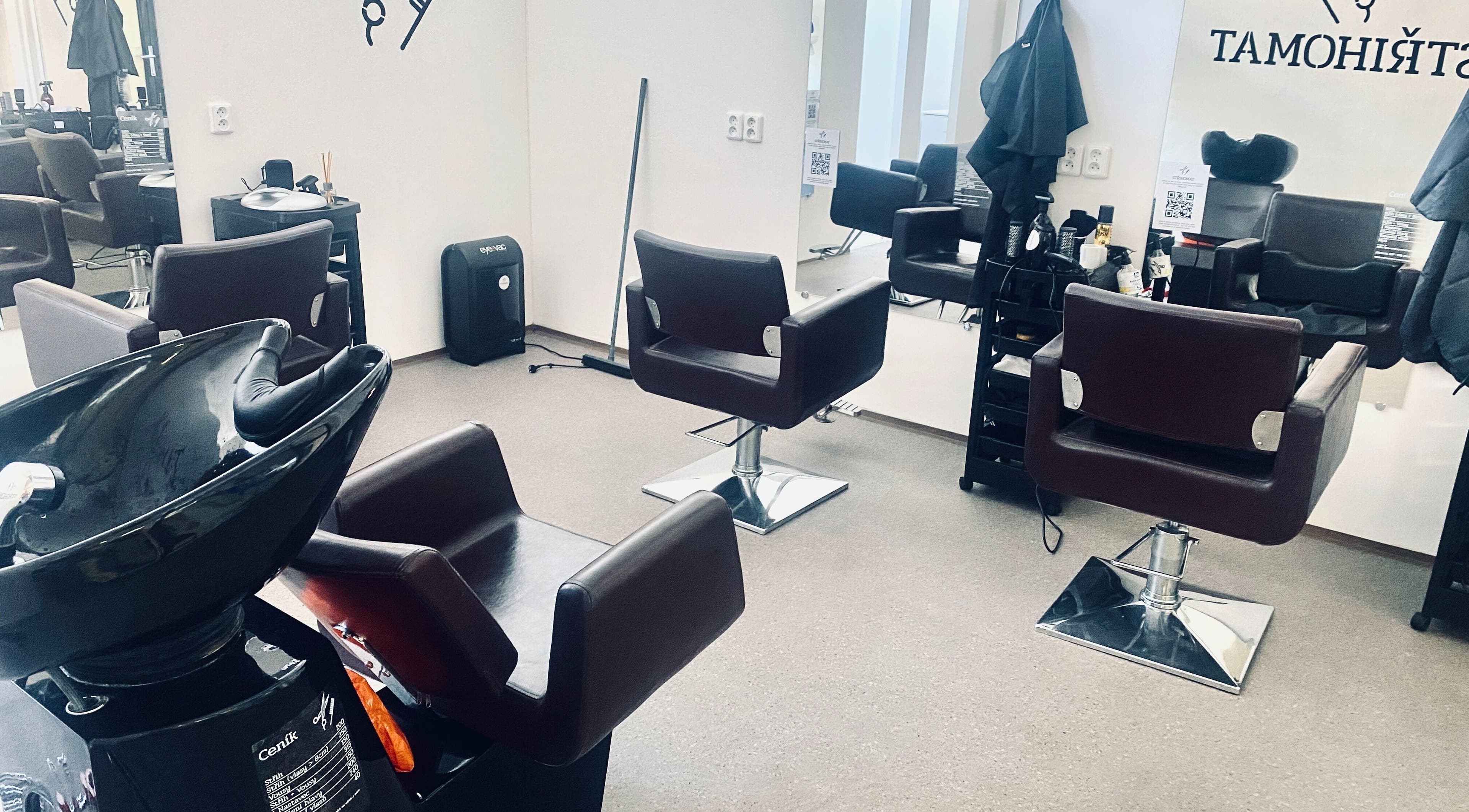 Interiér Střihomat - Plukovníka Mráze 24 s moderními kadeřnickými křesly, Hlavní Město Praha, Hlavní Město Praha, CZ.