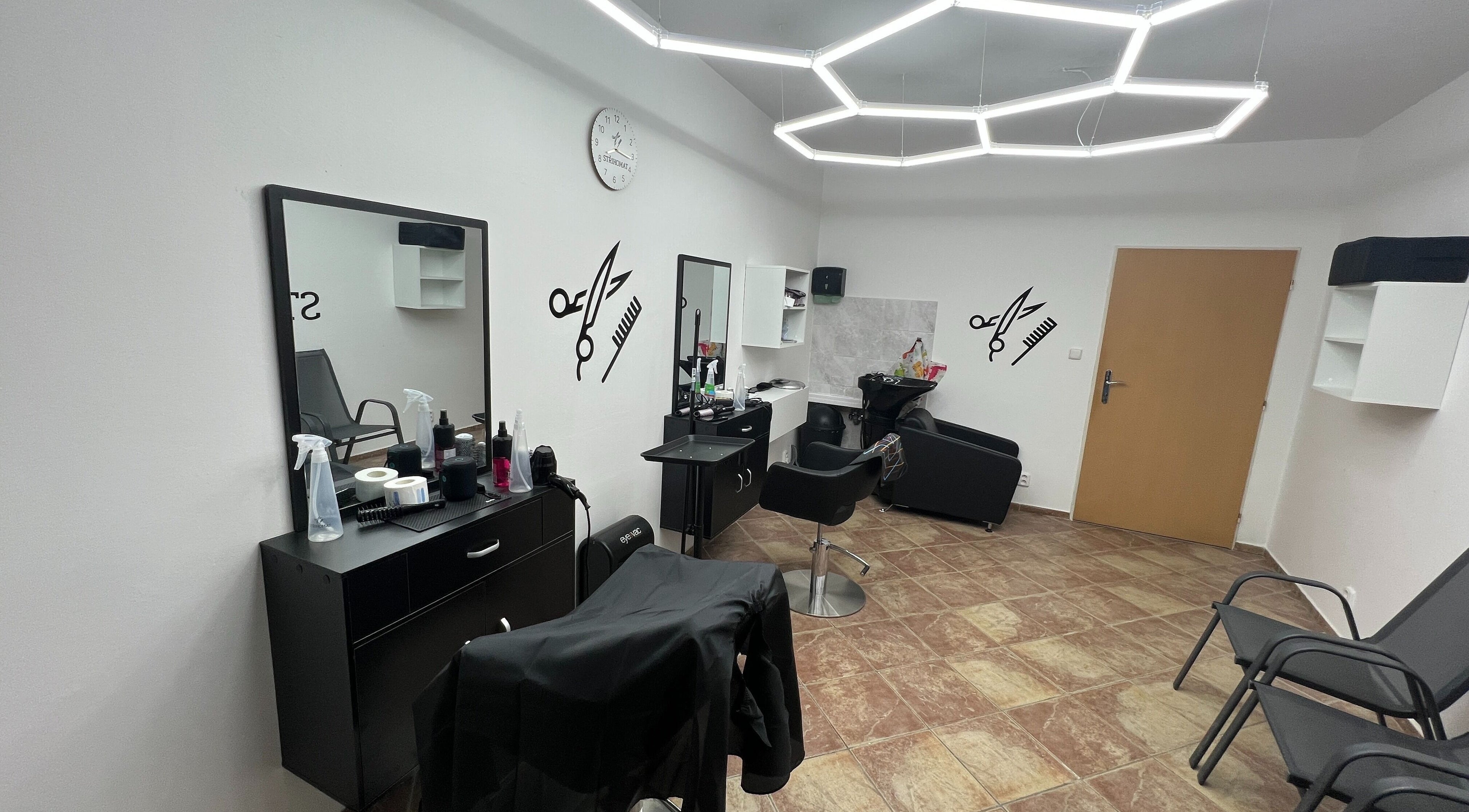 Moderní interiér kadeřnictví Střihomat na Suchdolské nám. 5, Praha 6, Hlavní Město Praha, CZ.