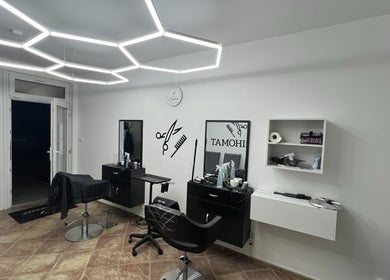 Moderní interiér salonu Střihomat na Suchdolské nám. 5, Praha 6, Hlavní Město Praha, CZ.