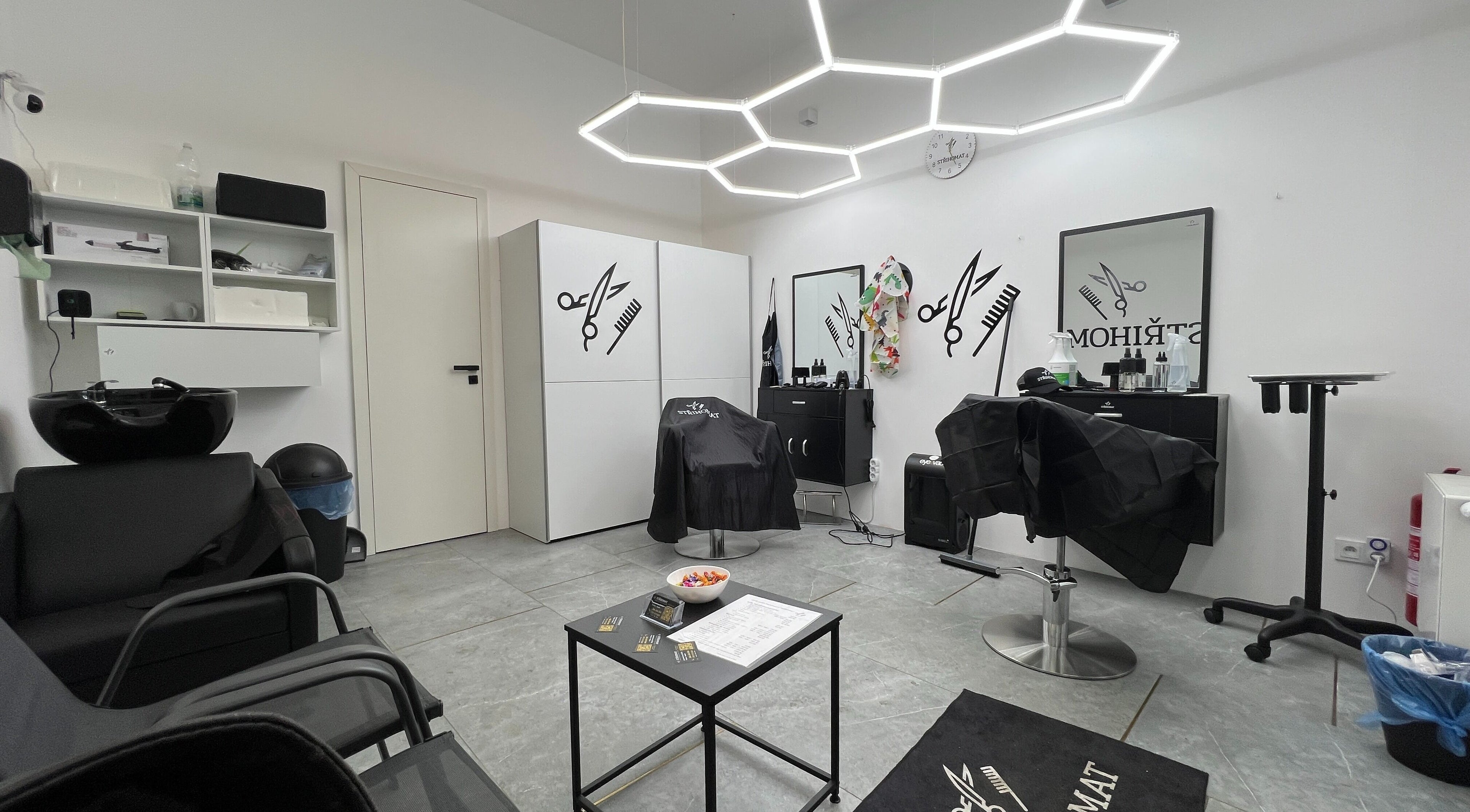 Interiér Střihomat - Jaromírova 26, Praha 2, moderní salon v Hlavní Město Praha, Hlavní Město Praha, CZ.