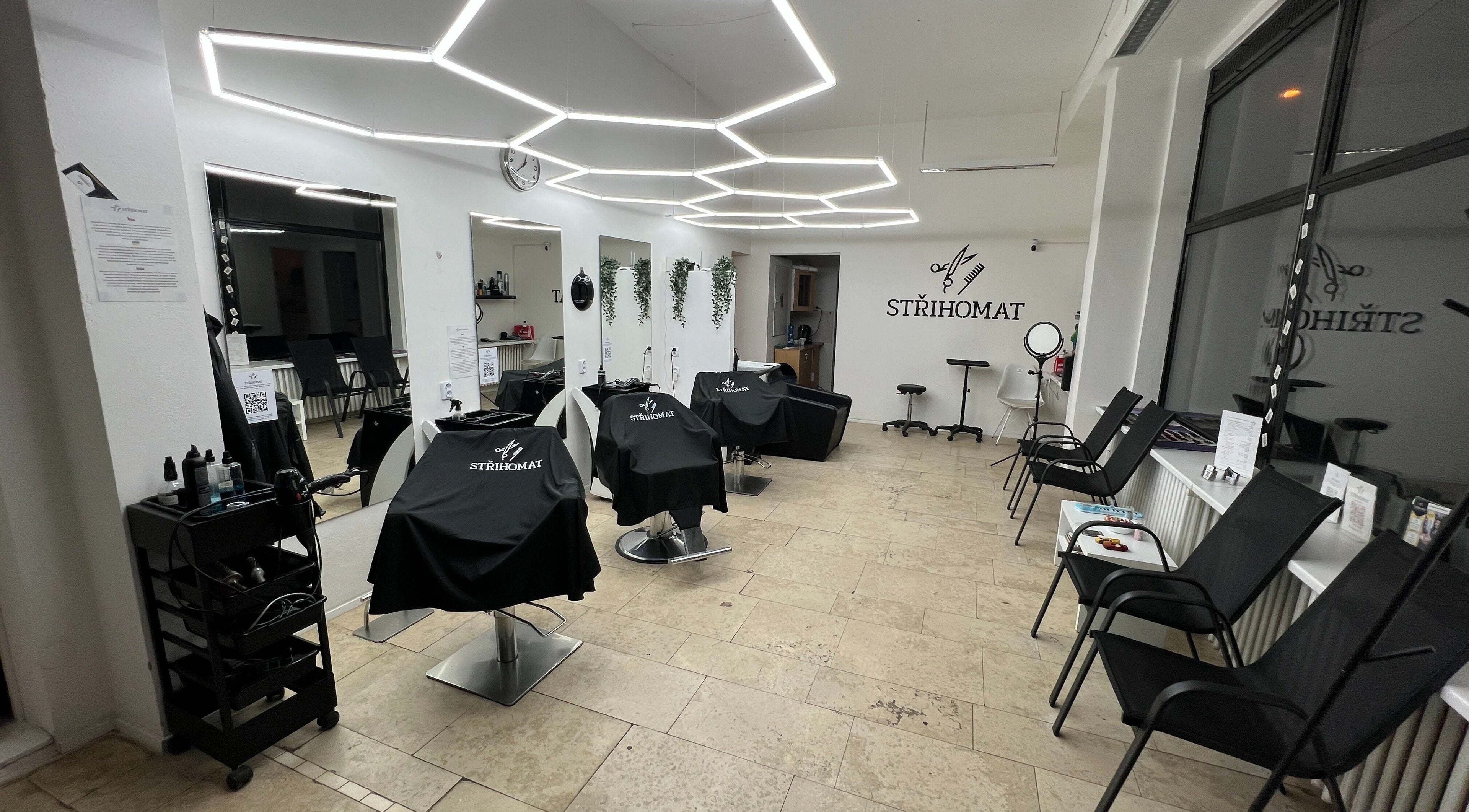Interiér Střihomat - Rilská 3, Praha 4, Hlavní Město Praha, CZ s moderními kadeřnickými stanicemi.