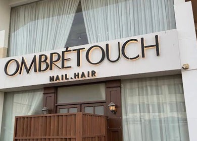 واجهة صالون OMBRÉTOUCH في جدة، مكة المكرمة، SA المتخصص في جمال الشعر والأظافر.