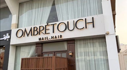 واجهة صالون OMBRÉTOUCH في جدة، مكة المكرمة، SA المتخصص في جمال الشعر والأظافر.