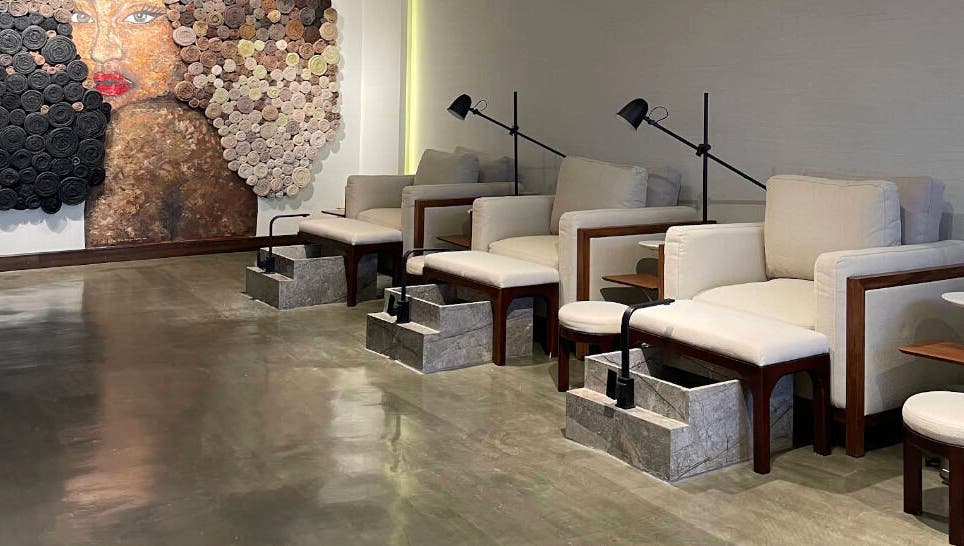 منطقة صالون بوتيك OMBRE TOUCH الحديثة في جدة، مكة المكرمة، SA بأثاث مريح وتصميم فني.