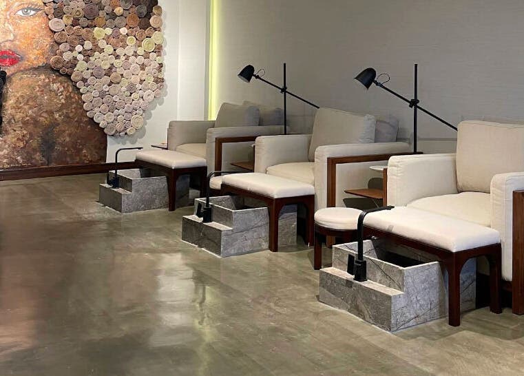 منطقة صالون بوتيك OMBRE TOUCH الحديثة في جدة، مكة المكرمة، SA بأثاث مريح وتصميم فني.