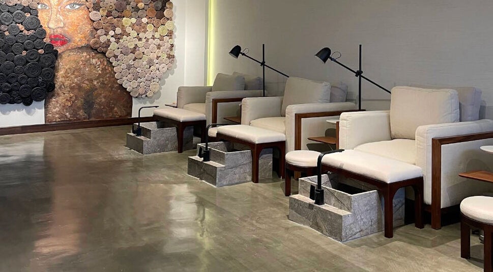 منطقة صالون بوتيك OMBRE TOUCH الحديثة في جدة، مكة المكرمة، SA بأثاث مريح وتصميم فني.