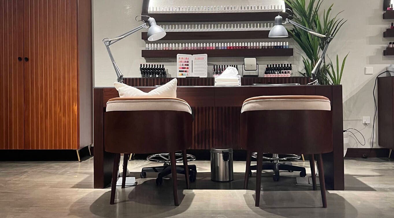 مكتب أظافر أنيق في OMBRE TOUCH، جدة، مكة المكرمة، SA يعرض مجموعة متنوعة من طلاء الأظافر.