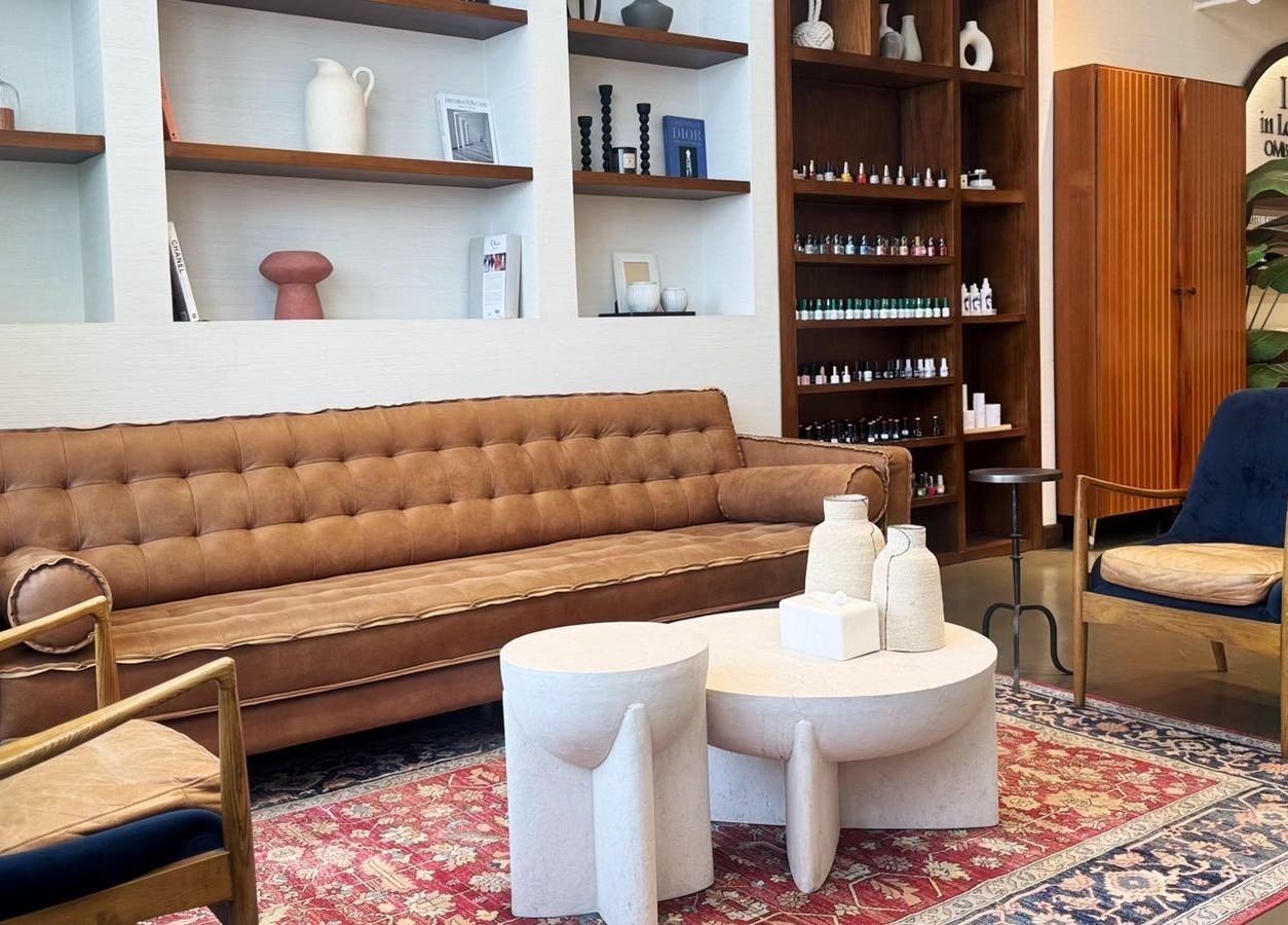 منطقة جلوس أنيقة في صالون OMBRE TOUCH بجدة, مكة المكرمة, SA تشمل أثاث جلدي وديكور عصري.