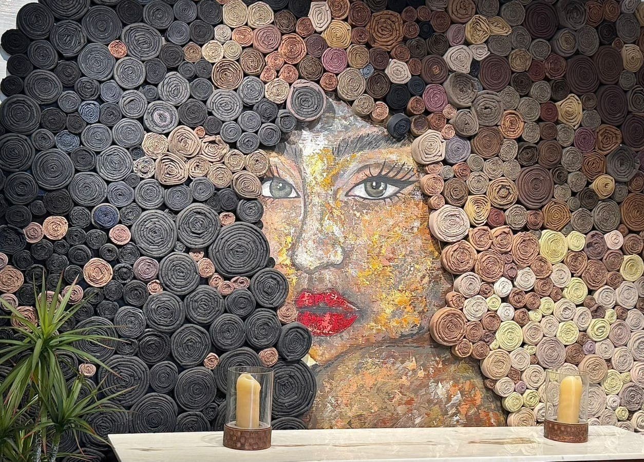 جدارية فنية مبتكرة في OMBRE TOUCH بجدة, مكة المكرمة, SA مع شموع ونباتات زينة.