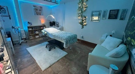 Peaceful aesthetics room at Refreshed Looks Aesthetics, Tucson, Arizona, US, with ambient lighting and plush decor.