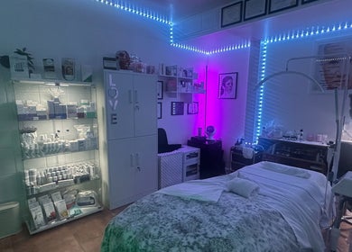 Refreshed Looks Aesthetics studio with treatment room in Tucson, Arizona, US. Cozy ambiance with illuminated shelves.