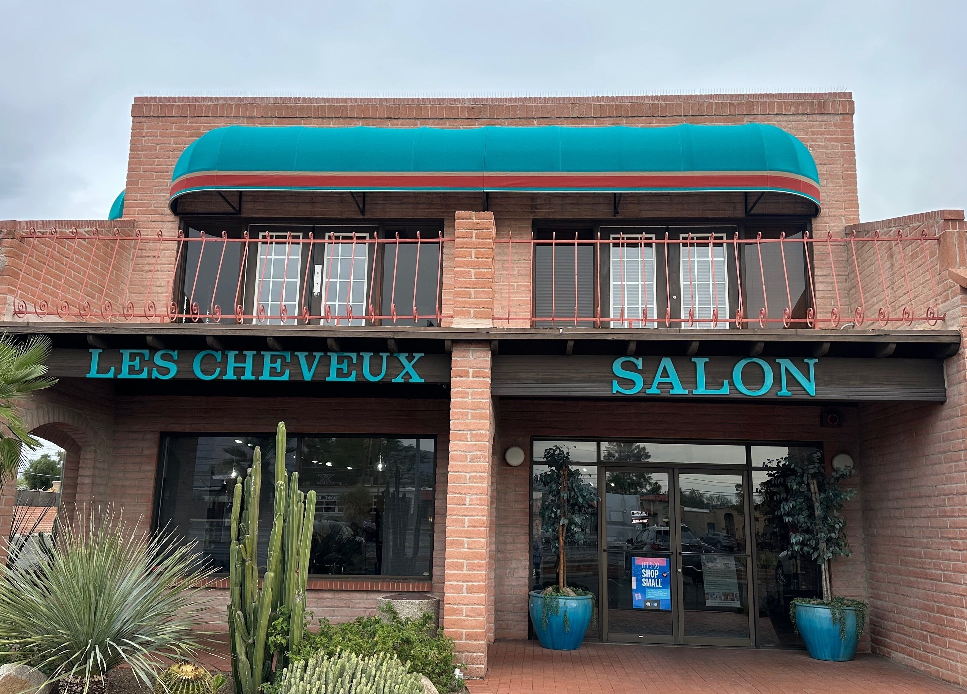 Front view of Refreshed Looks Aesthetics in Tucson, Arizona, US with a vibrant exterior design.