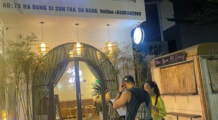 Entrance of Lee Spa & Massage, Đà Nẵng, beautifully lit at night with lush plants and modern decor.