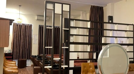 Chic interior of Lee Spa & Massage, Đà Nẵng, VN, featuring plush chairs and stylish decor.