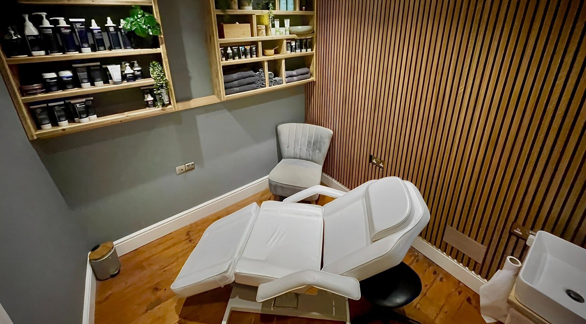 Relaxing treatment room at Beauty at Headfirst, Wivenhoe, England, GB with sleek decor and elegant furnishings.