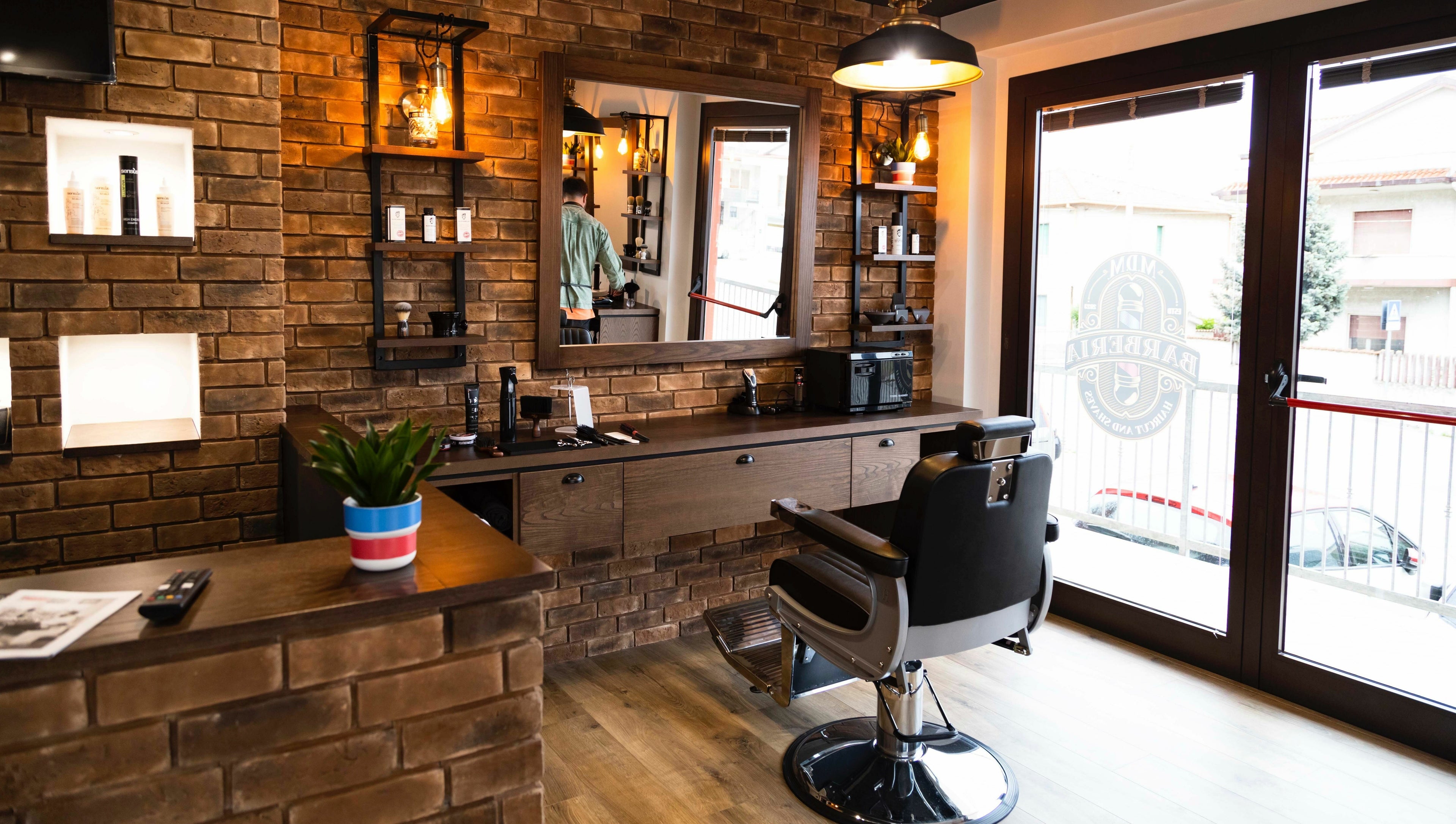 Elegante interni di MDM Barberia ad Abruzzo, Abruzzo, IT con sedia e specchio raffinati.