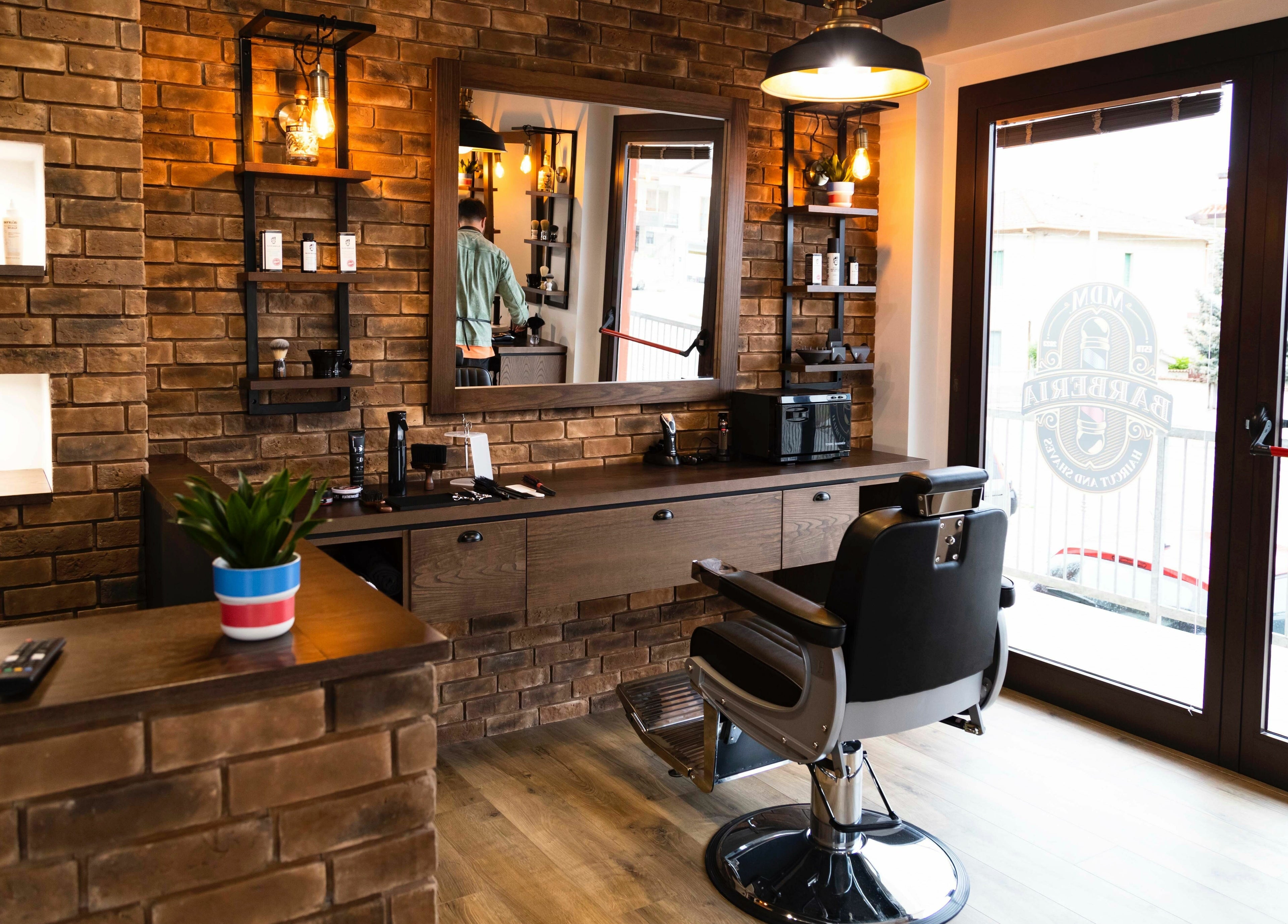 Elegante interni di MDM Barberia ad Abruzzo, Abruzzo, IT con sedia e specchio raffinati.