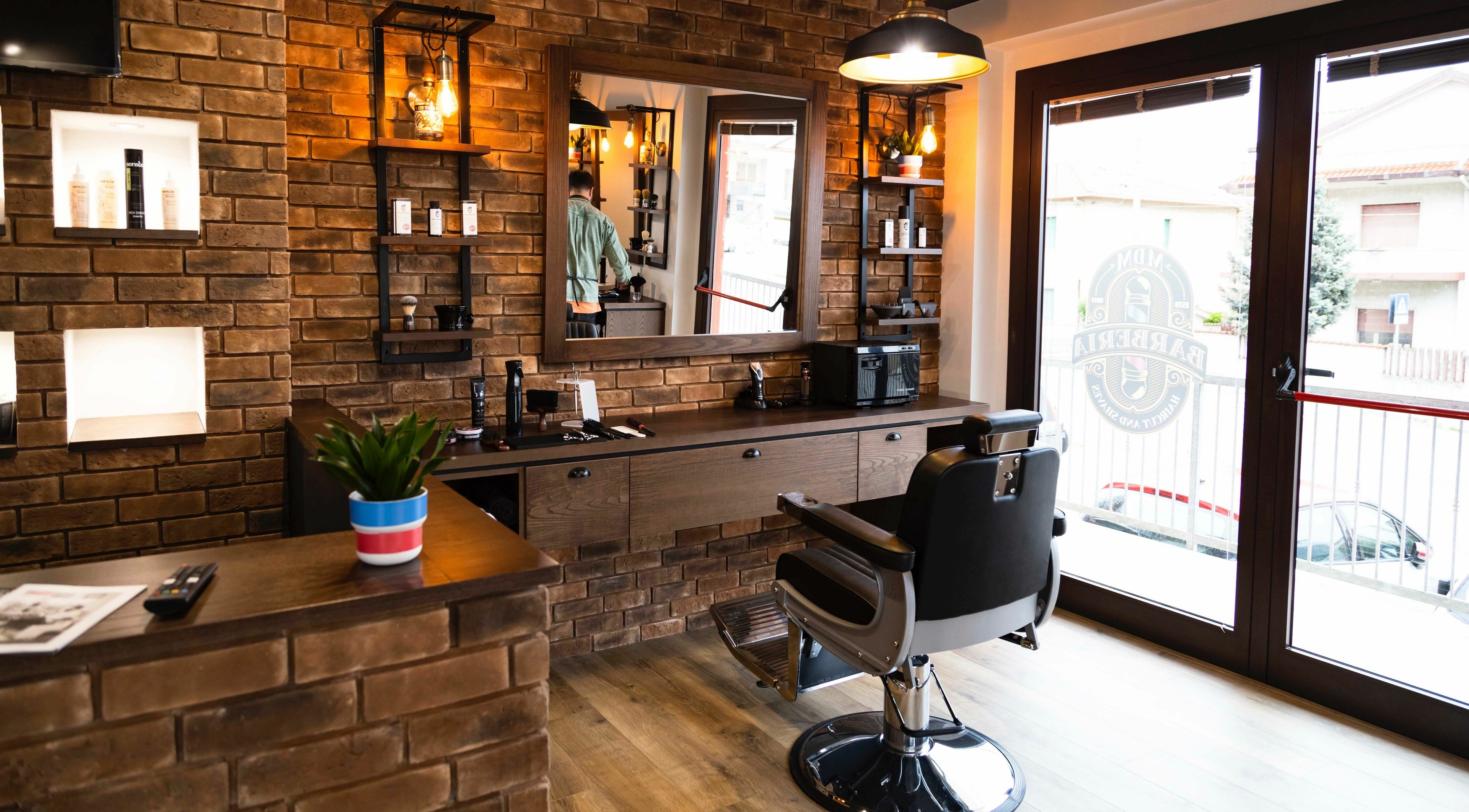 Elegante interni di MDM Barberia ad Abruzzo, Abruzzo, IT con sedia e specchio raffinati.