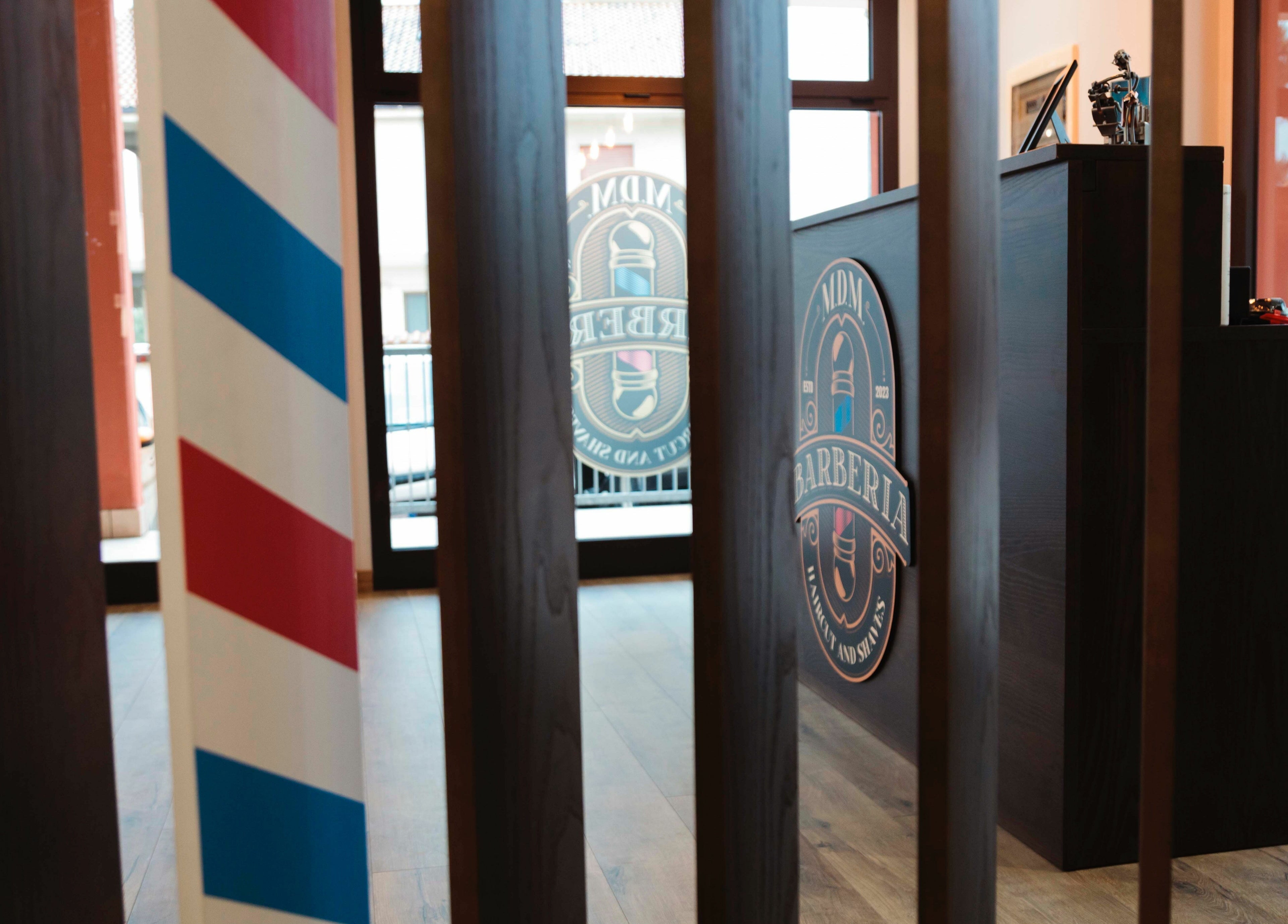 Ingresso raffinato di MDM Barberia ad Abruzzo, Abruzzo, IT, con dettagli tradizionali.