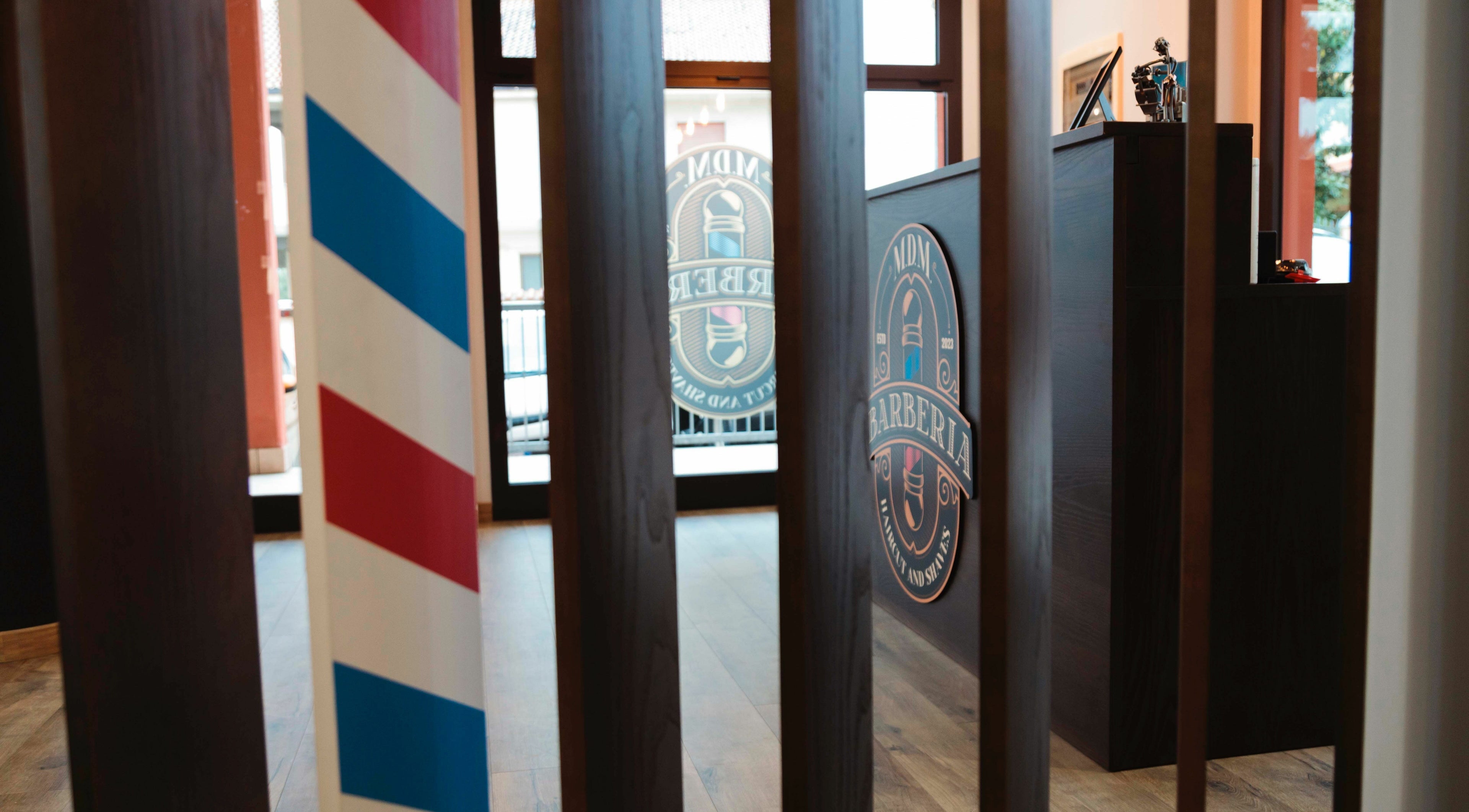 Ingresso raffinato di MDM Barberia ad Abruzzo, Abruzzo, IT, con dettagli tradizionali.