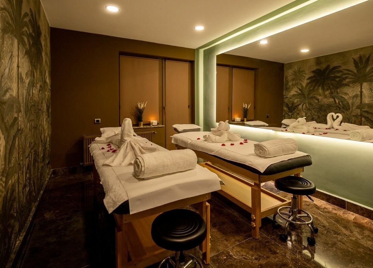 Sala de masaj Baliss Spa din București, București, RO, cu mese de tratament și decor tropical.