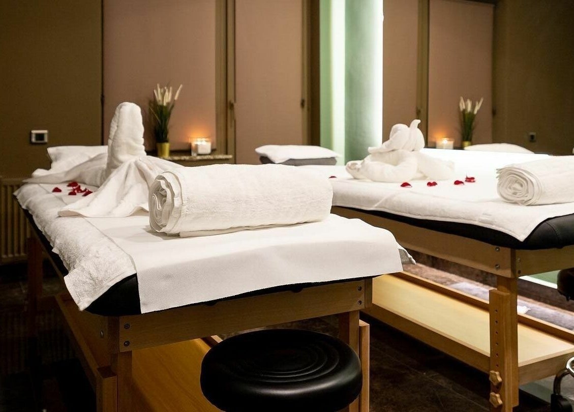 Spațiu elegant de masaj la Baliss Spa, București, București, RO, decorat cu lumânări și petale de trandafiri.