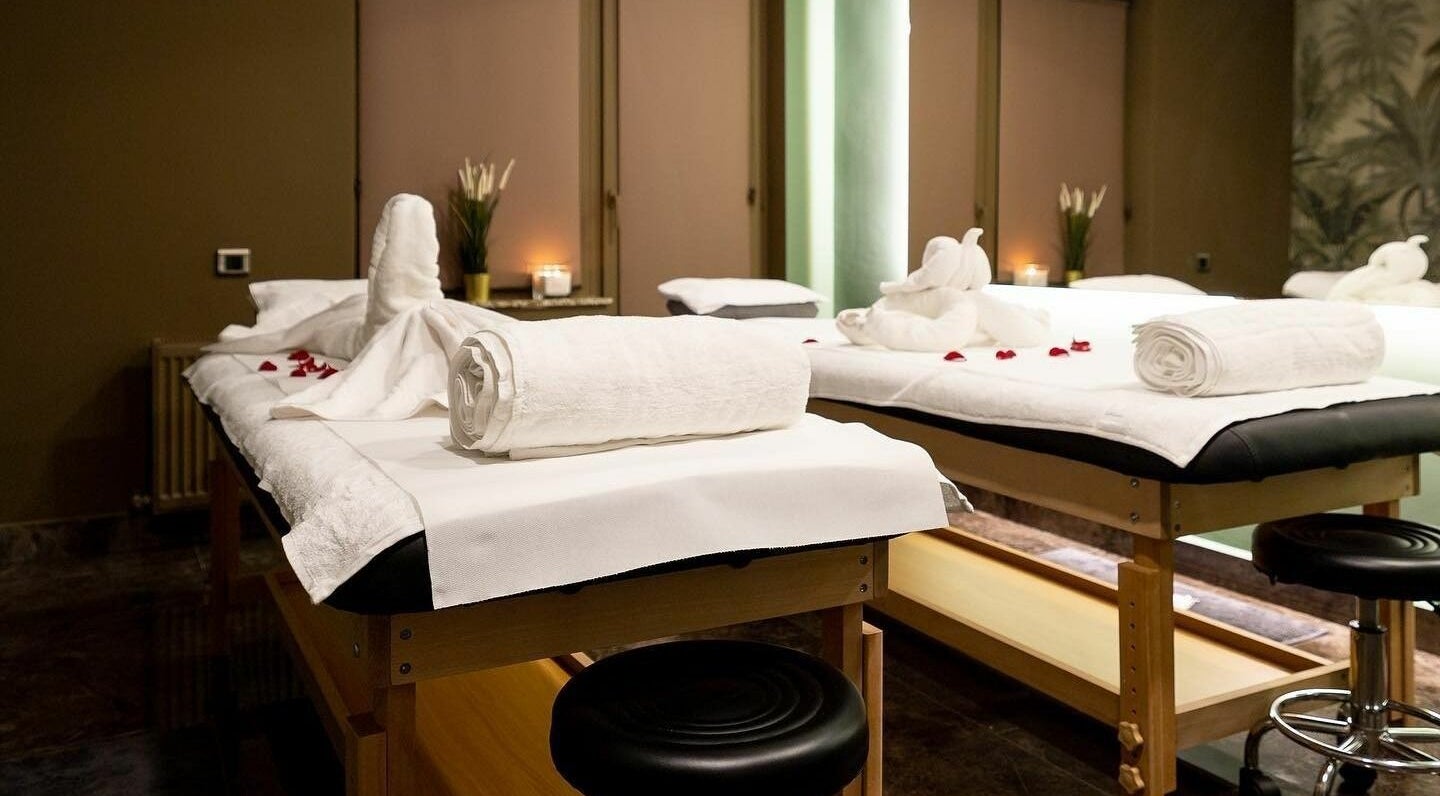 Spațiu elegant de masaj la Baliss Spa, București, București, RO, decorat cu lumânări și petale de trandafiri.