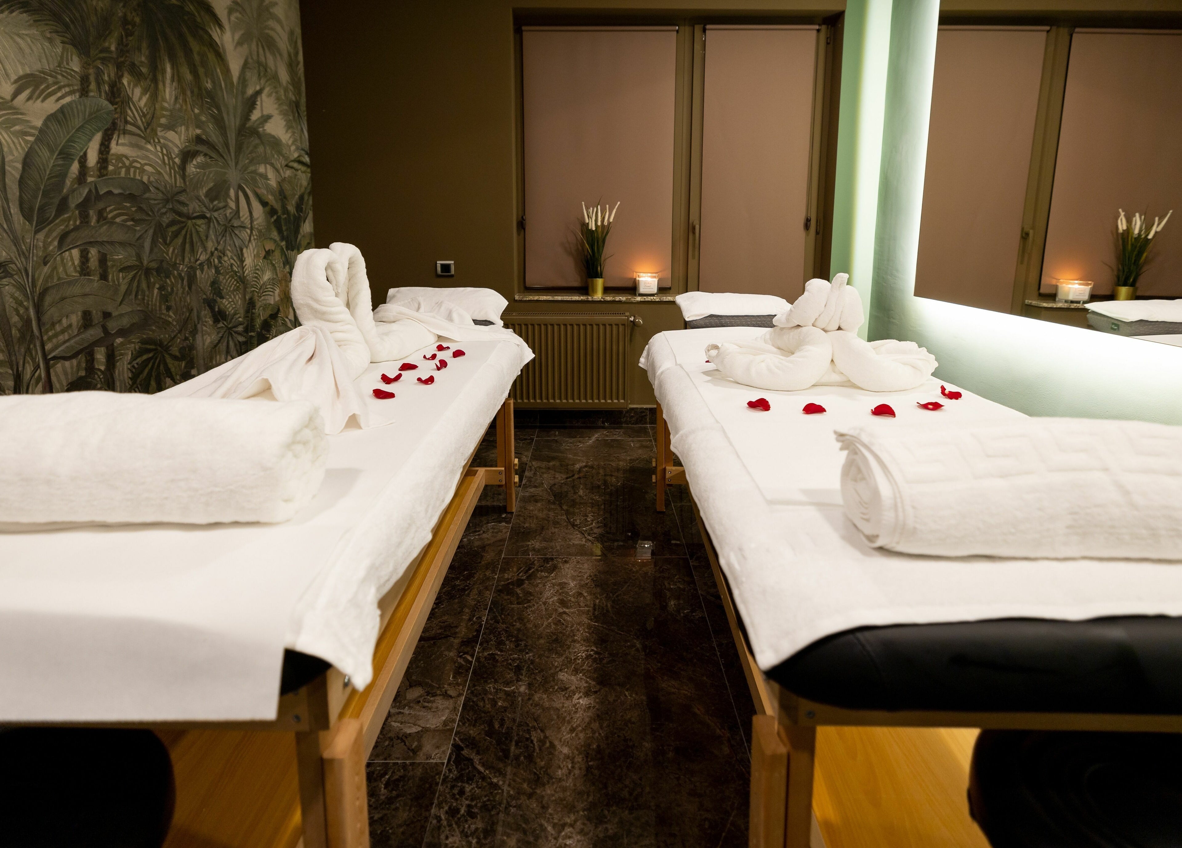 Camere de masaj elegante la Baliss Spa, București, București, RO, cu decor tropical și prosoape albe.