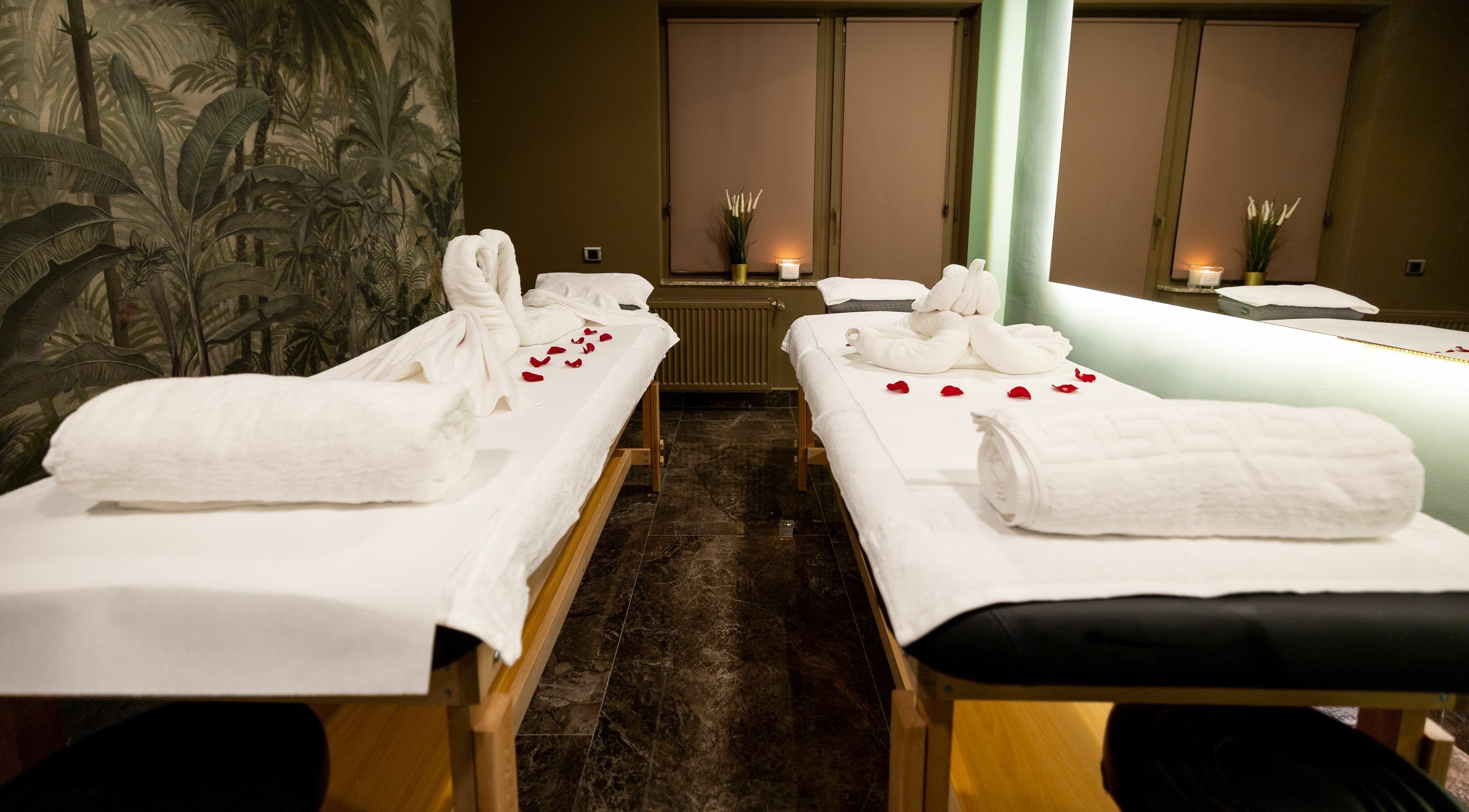 Camere de masaj elegante la Baliss Spa, București, București, RO, cu decor tropical și prosoape albe.