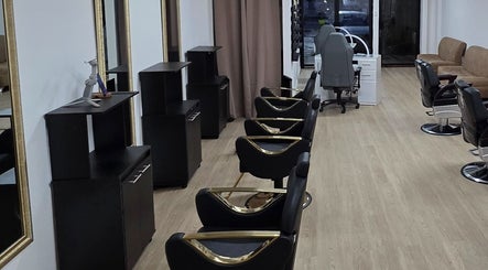 Interior moderno de Golden Barbershop en Santa Ana, San José, CR con sillas y espejos elegantes.