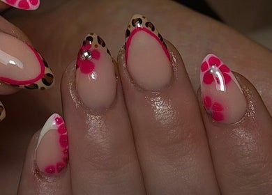 Stylish pink floral and leopard nail art at Nail Luxe, Nantwich, England, GB.