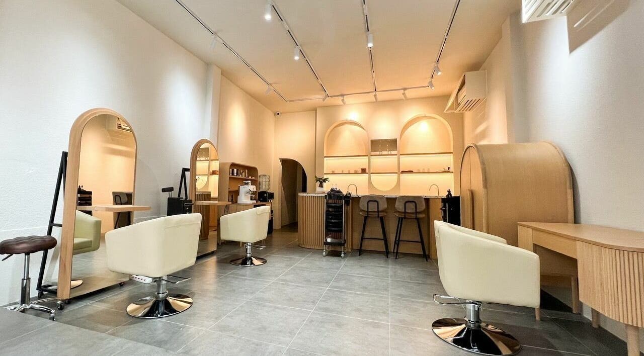 Interior of Gemini Japanese Hair Salon in Hồ Chí Minh, VN, featuring modern styling chairs and elegant decor.