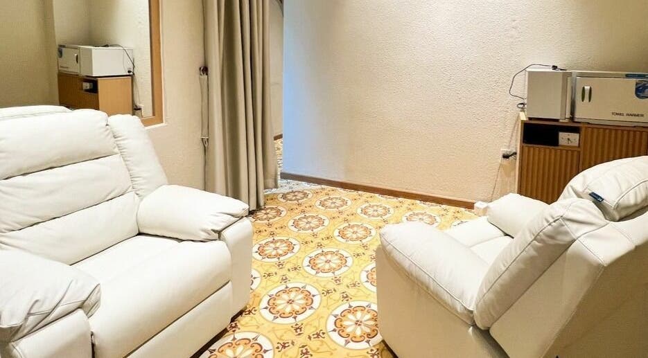 Relaxing seating area in Gemini Japanese Hair Salon, Hồ Chí Minh, Hồ Chí Minh, VN with plush white chairs.