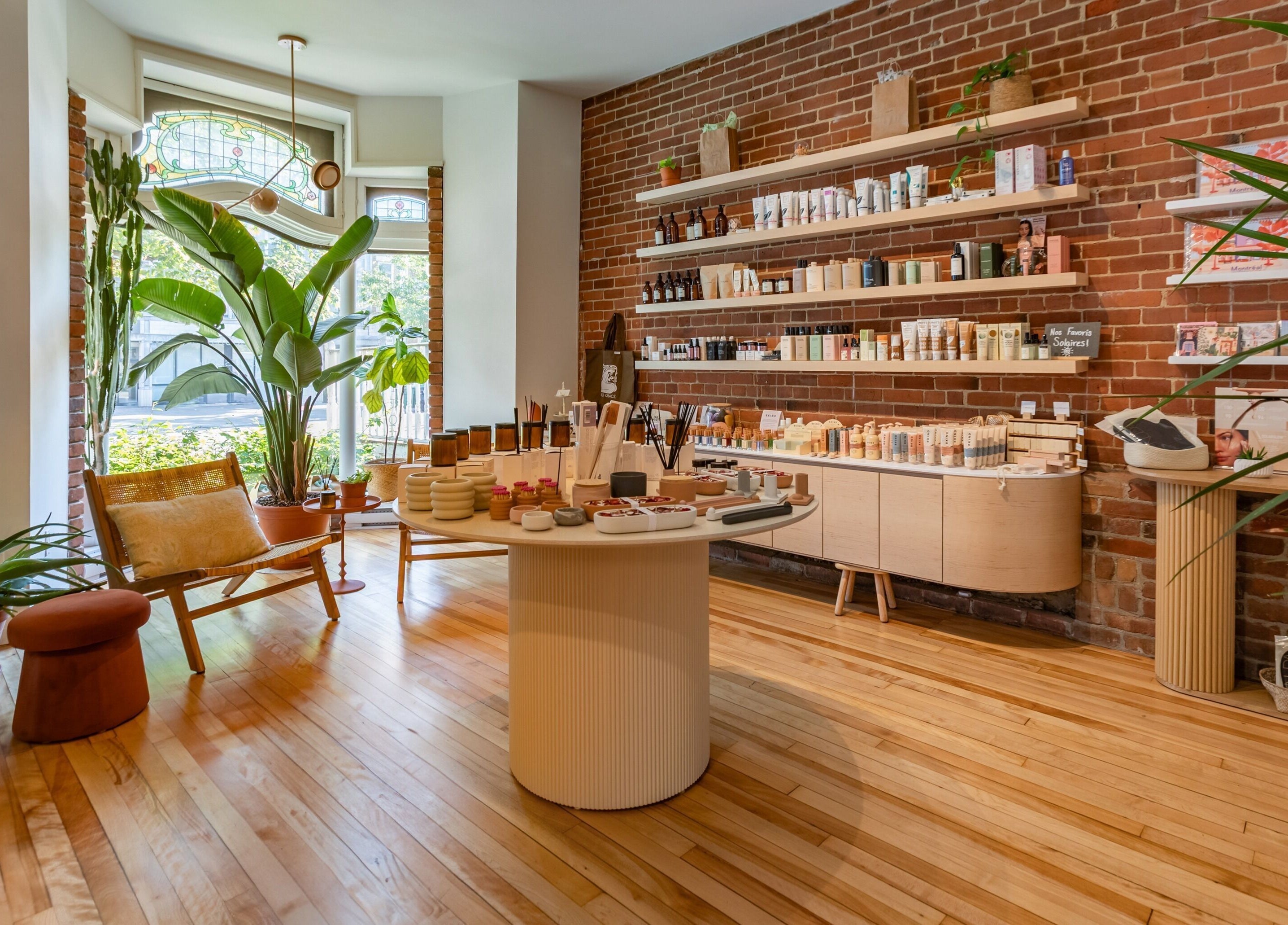 Intérieur chaleureux de La Loge Soins & Esthétique à Montréal, Québec, CA avec des produits de beauté sur étagères.