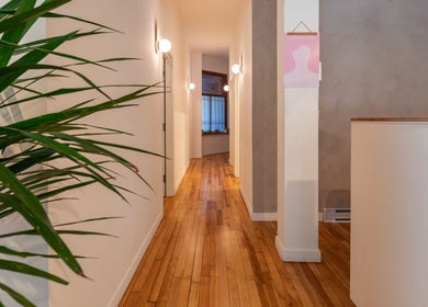 Entrée élégante et épurée de La Loge Soins & Esthétique à Montréal, Québec, CA, avec parquet et décoration zen.