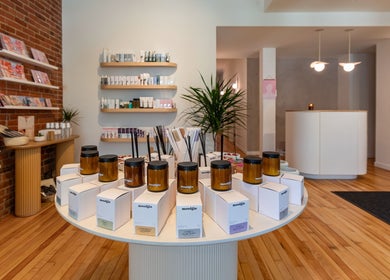 Intérieur chic de La Loge Soins & Esthétique à Montréal, Québec, CA avec produits de beauté affichés.