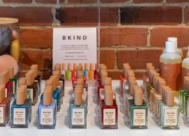 Vernis à ongles colorés à La Loge Soins & Esthétique, Montréal, Québec, CA. Parfait pour soins beauté.